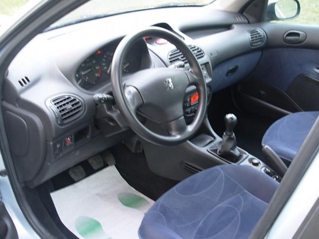 PEUGEOT 206