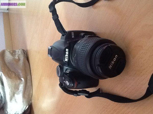 Nikon D3000 avec objectif 18-55mm et accessoires