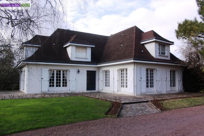 Pavillon style Ile de France - 228 m² habitables- terrain 2500m² - Niort