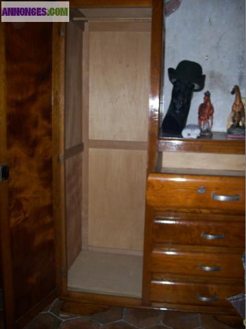 Une commode -penderie