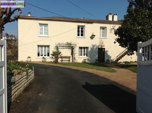 Belle propriété de 310 m² habitables /parc clos de 2830 m². Niort proche centre