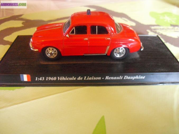 Voiture RENAULT DAUPHINE véhicule de liaison 1960 sur socle