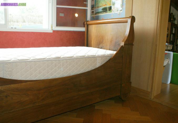 Lit une place noyer massif