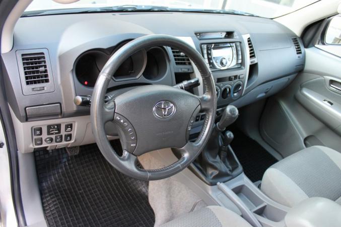   Toyota HiLux D-4D 150ch D-Cab 4WD SR + aut, TRÈS BIEN ÉQUIPÉ