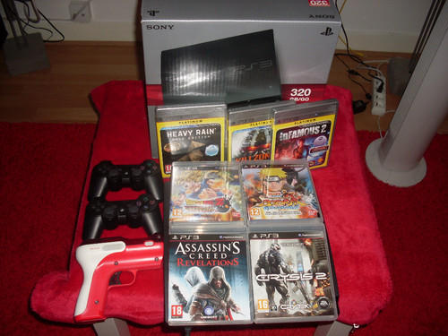 Console PS3 Slim 250go / 2 manettes / 4 jeux