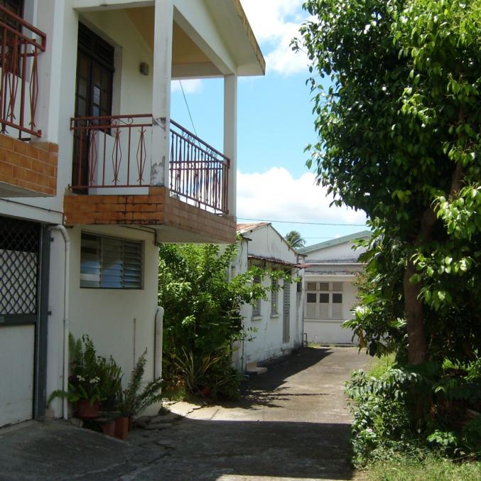 4 maisons sur 1000m2 de terrain