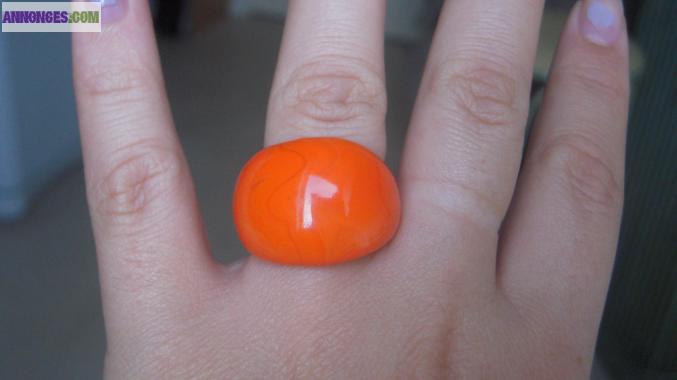 Bague fantaisiste orange en résine