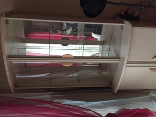 Vitrine beige miroirs intérieurs