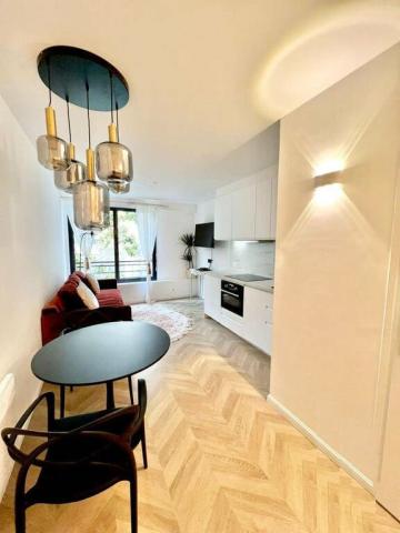 Location meublée studio 28 m² Paris 8E