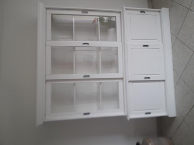 Très joli vaisselier blanc