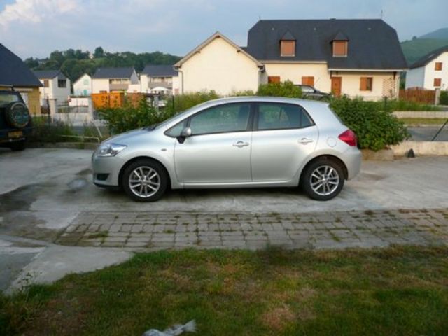 Toyota Auris  à  2800 €