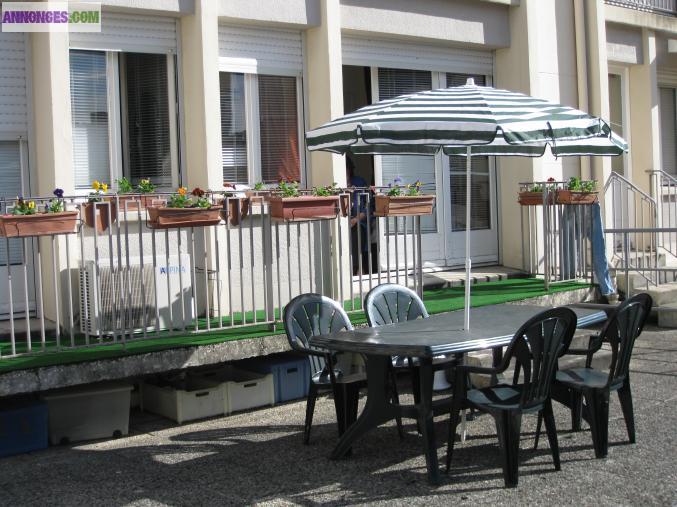 F2 plein centre en face FNAC, ascenseur, très grande terrasse