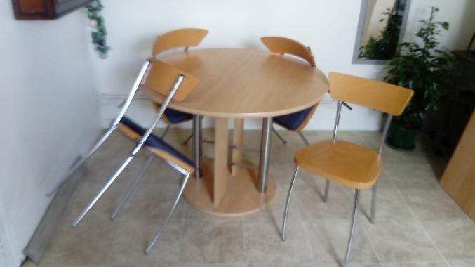 Table Ronde avec les Chaises 