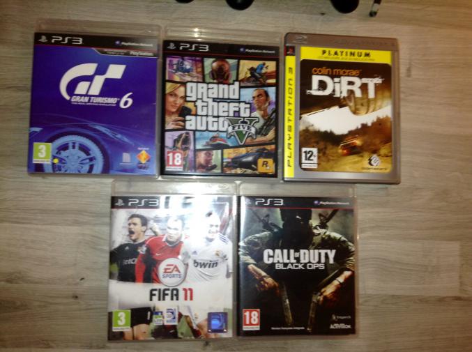 PS3+2 manettes et 5 jeux