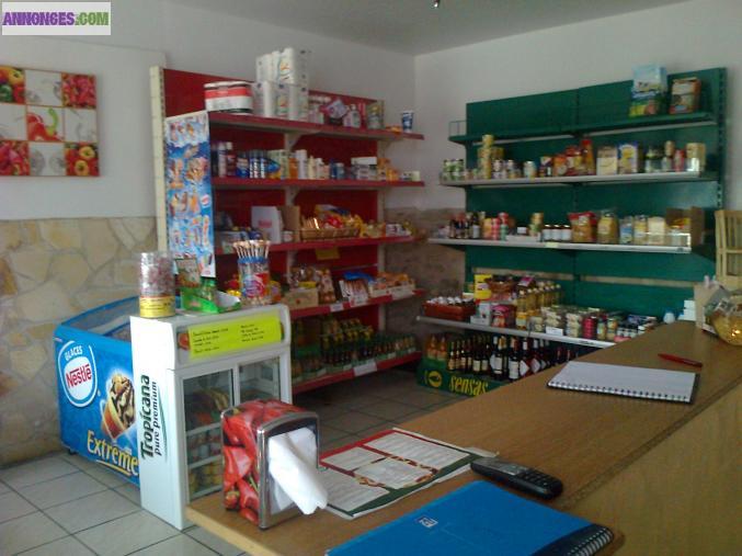 Pizzeria-épicerie dans petit village basque sur chemin de Compostelle