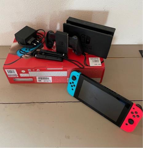 Nintendo Switch V2 lot avec jeux très bon état