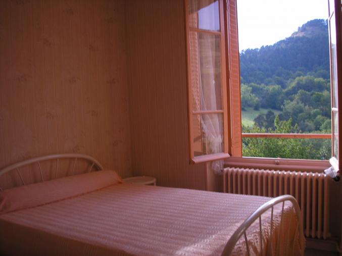 PAYS DES LACS ET VOLCANS D'AUVERGNE APPT 2 PERS 35 m2 + parking