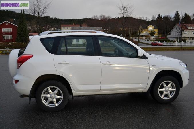 Blanche Toyota RAV4 2,2 D-4D
