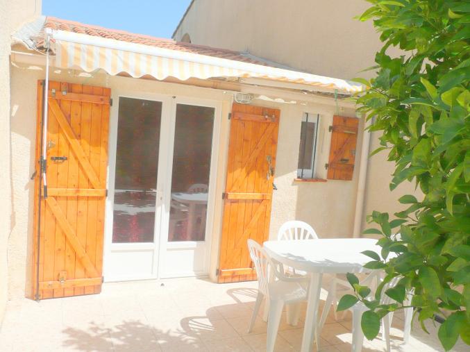 Petite maison avec un parking privé. Plages à 2 km.