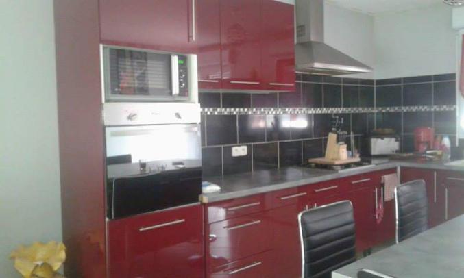 Cuisine aménagée rouge basque satiné