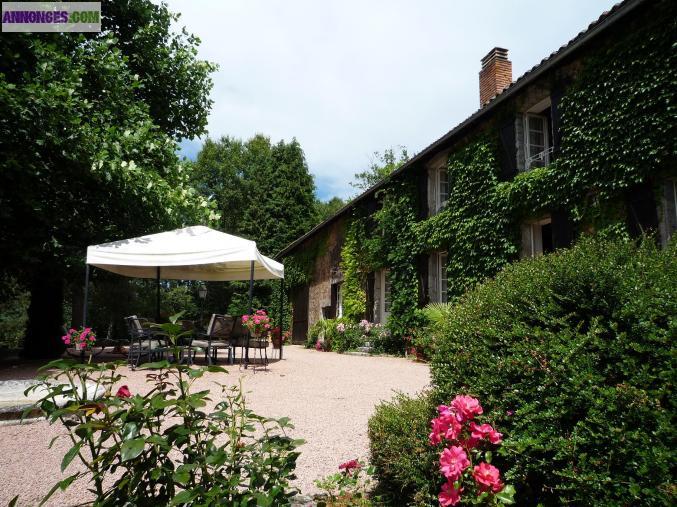 Propriété 300 m2 ,8 hecto. parc, foret  ,rivière