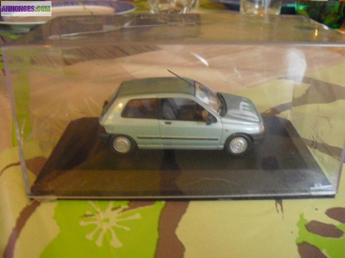 Voiture RENAULT CLIO 1990 SUR SOCLE