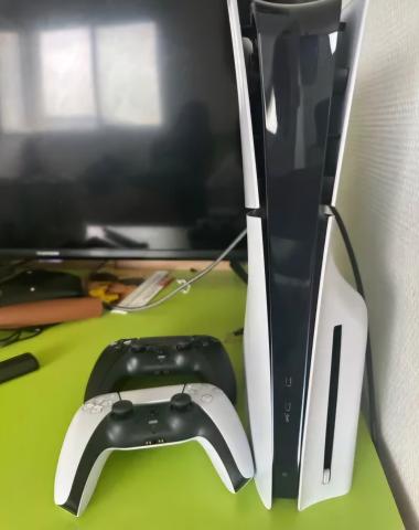 PS5 Slim 1 To avec lecteur disque + FIFA 25 (disque) + 2 manettes – neuve