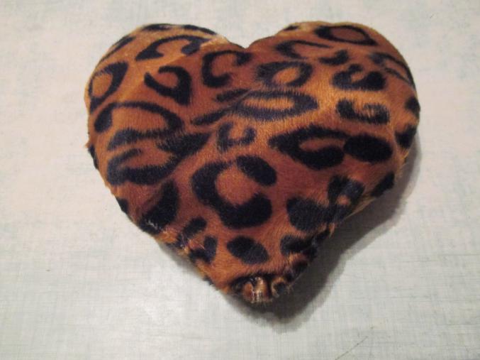 Coussin en forme de cœur peau de léopard velours