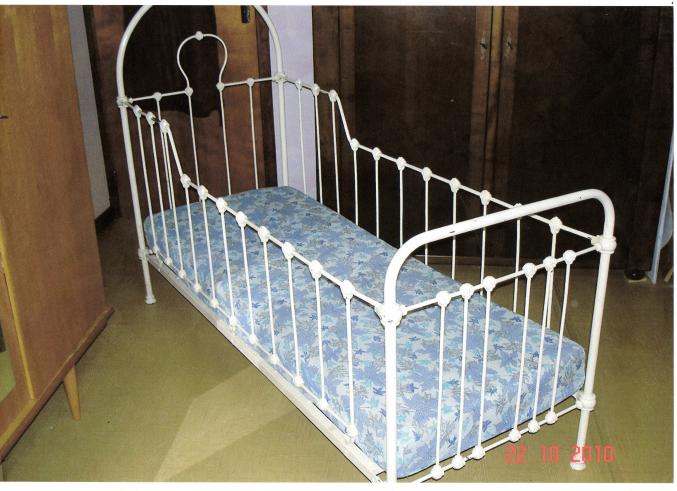 Lit d'enfant métallique