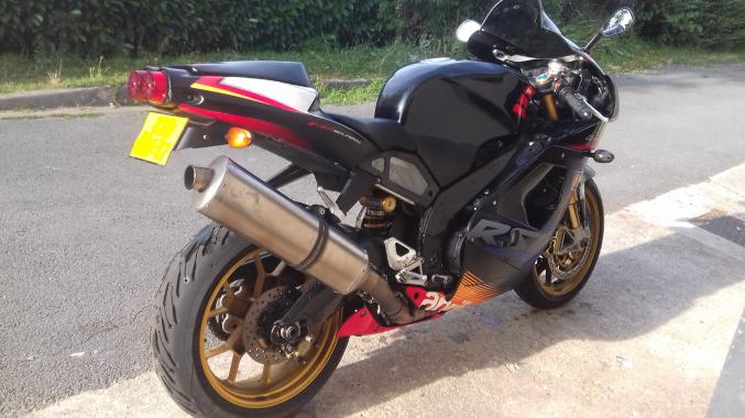 Aprilia RSV 1000 R V2
