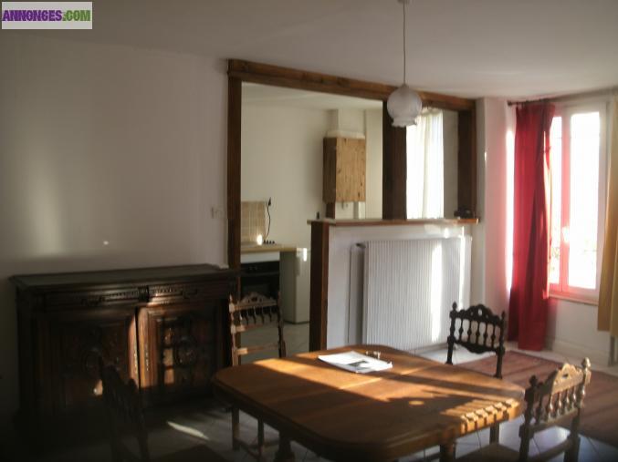 A LOUER F3 MEUBLE CLIMATISE 13KM BSS 400E PAR MOIS