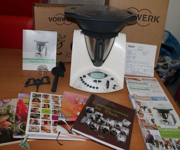 Robot thermomix tm31 avec ses qccessoires et livres de recettes