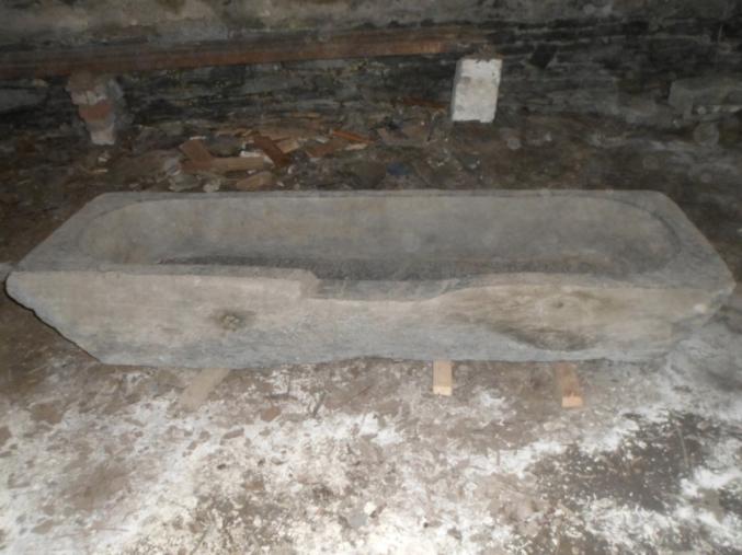 Abreuvoir en pierre bleu