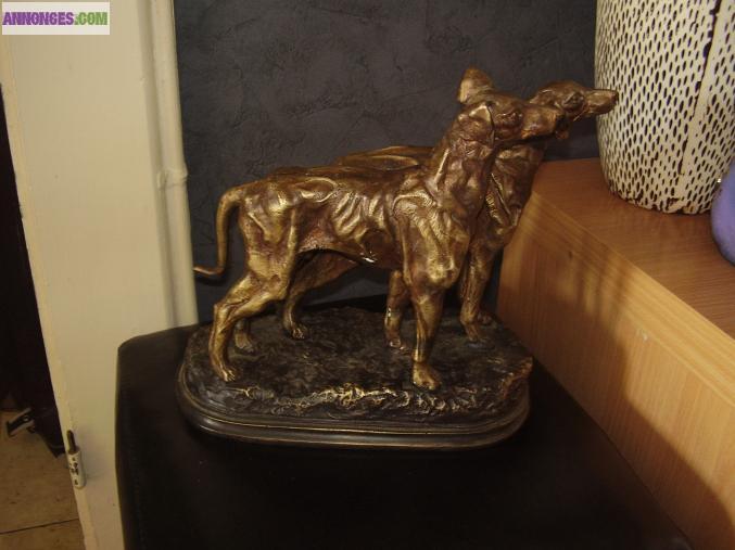 Deux chien en bronze