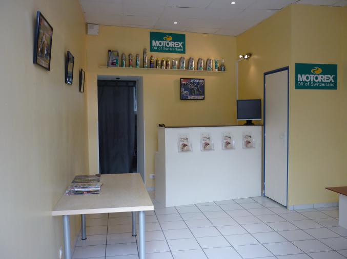 Local commercial dans rue commerçante