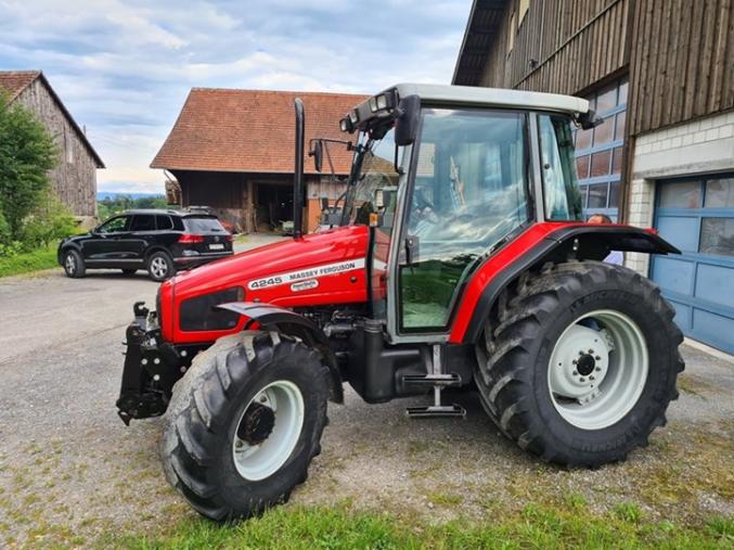 Ich biete meinen Massey Ferguson 4245 Powe Shuttle / TechMo GmbH Traktor an
