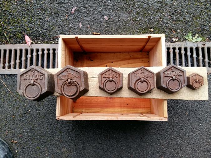 Série de poids pour bascule ancienne.