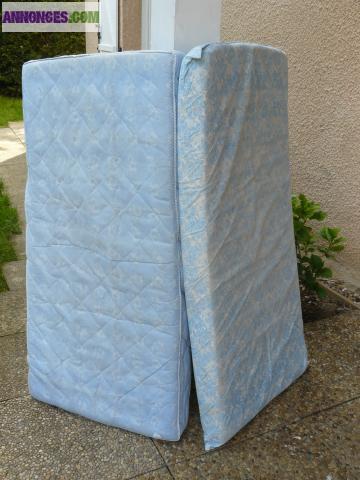 Matelas lits à barreaux