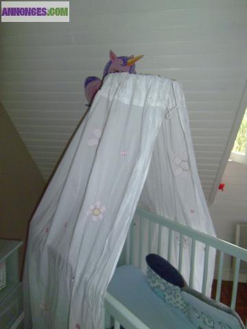 Ciel de lit bébé fille