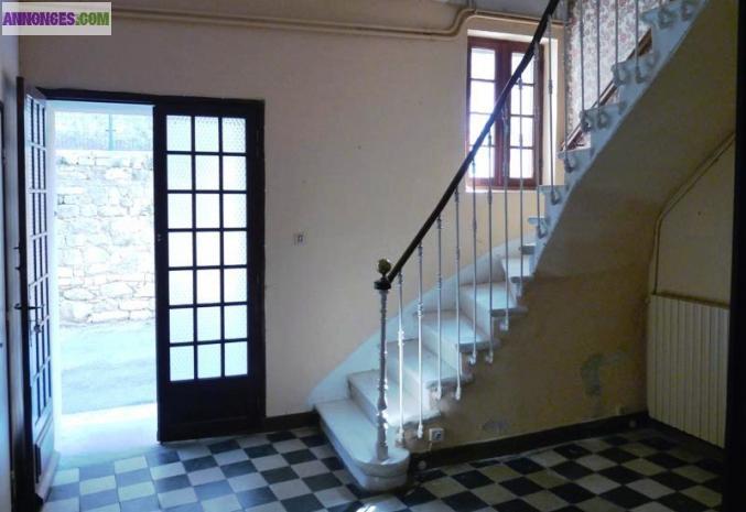 17km Uzès, maison de village en pierres à rénover
