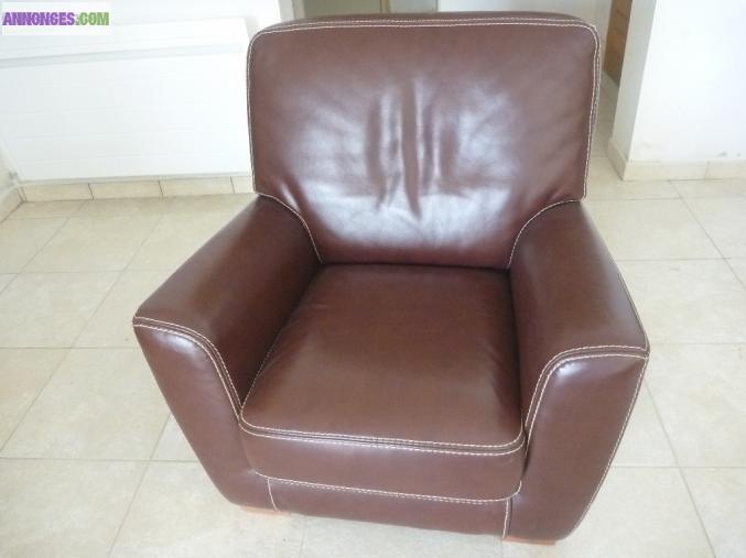 Canapé et fauteuil en vraie cuir marron surpiqué.