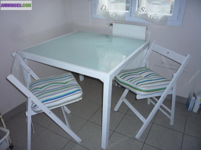 TABLE EN VERRE + 4 CHAISES EN BOIS