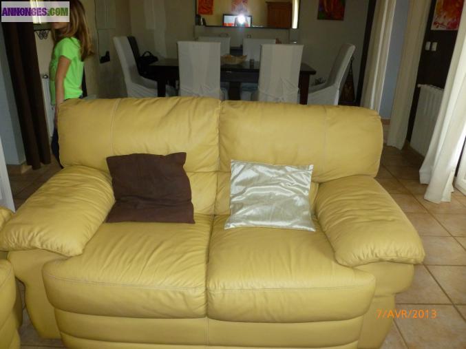 Canapé en cuir un de 3 places,un de 2 places,et un fauteuil