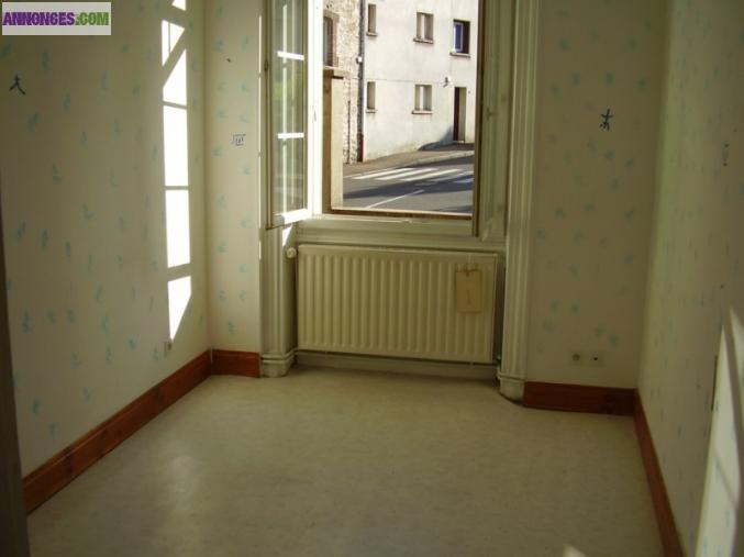 Ds petite copro F2 isole 44M2 en RDC centre ville