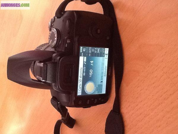 Nikon D3000 avec objectif 18-55mm et accessoires