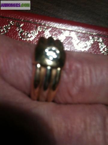 Une bague trois ors avec un diamant