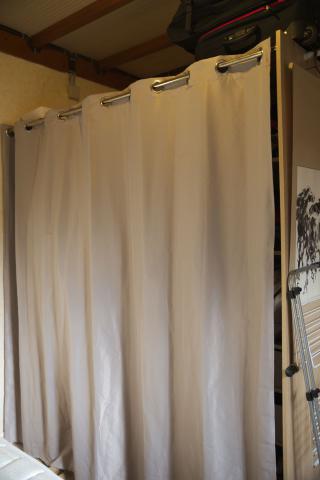 Dressing : 2 colonnes - 2 penderies - 5 * 2 tablettes + 2 tiroirs + rideau