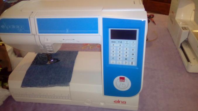 Brodeuse et machine a coudre