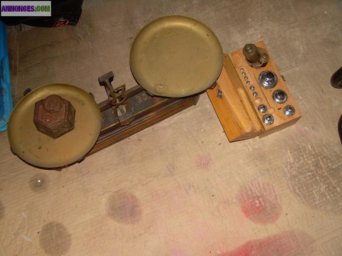 Ancienne balance avec boîte de poids