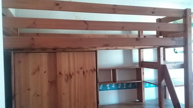 Mezzanine + armoire + bureau + escalier avec étagères